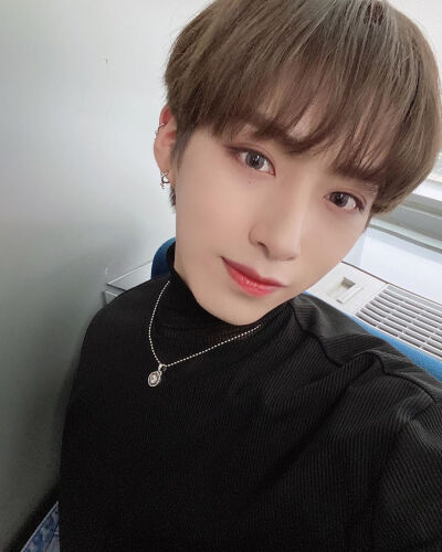 ONEUS 孙东柱/XION
cr.official_oneus