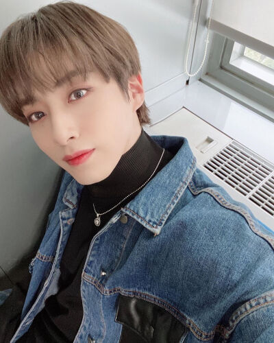 ONEUS 孙东柱/XION
cr.official_oneus