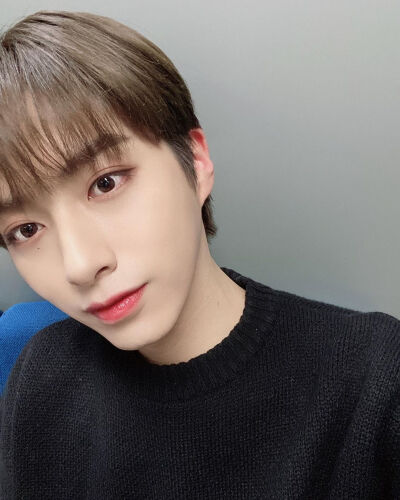 ONEUS 孙东柱/XION
cr.official_oneus