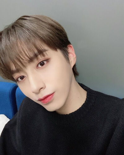 ONEUS 孙东柱/XION
cr.official_oneus