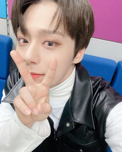 ONEUS 吕焕雄/HWAN WOONG
cr.official_oneus