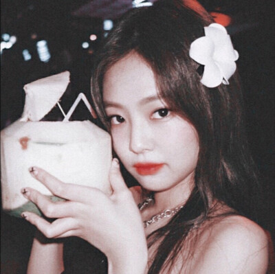 BLACKPINK
Jisoo Jennie Rosé Lisa
壁纸 头像
因为是从微博长图里截取的可能有点边