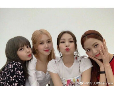 BLACKPINK
Jisoo Jennie Rosé Lisa
壁纸 头像
因为是从微博长图里截取的可能有点边