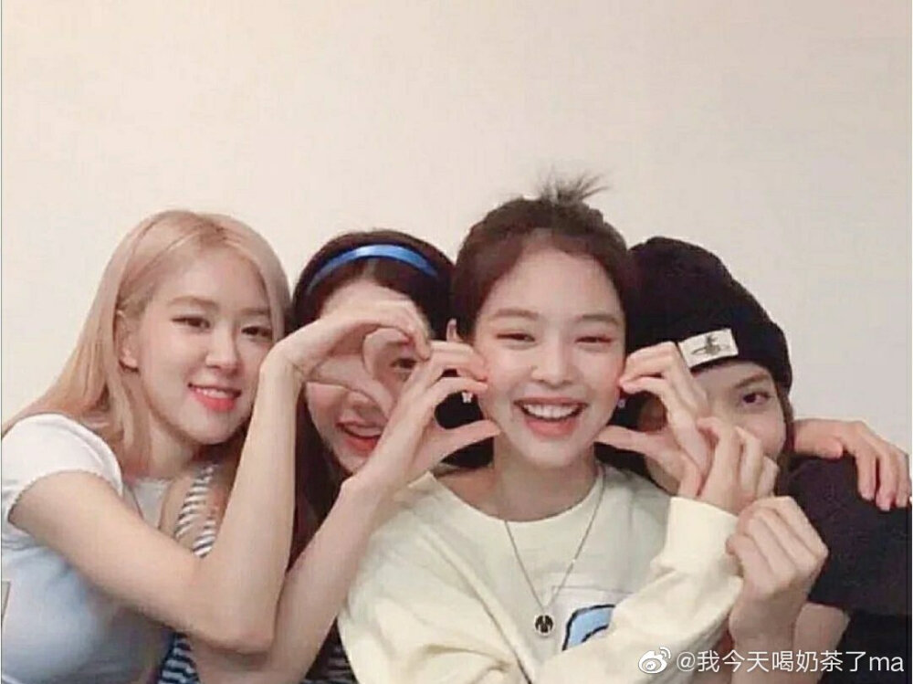 BLACKPINK
Jisoo Jennie Rosé Lisa
壁纸 头像
因为是从微博长图里截取的可能有点边