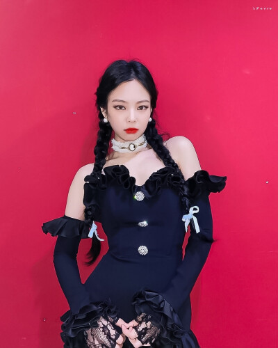 JENNIE妮好辣
cr：初恋桃酥