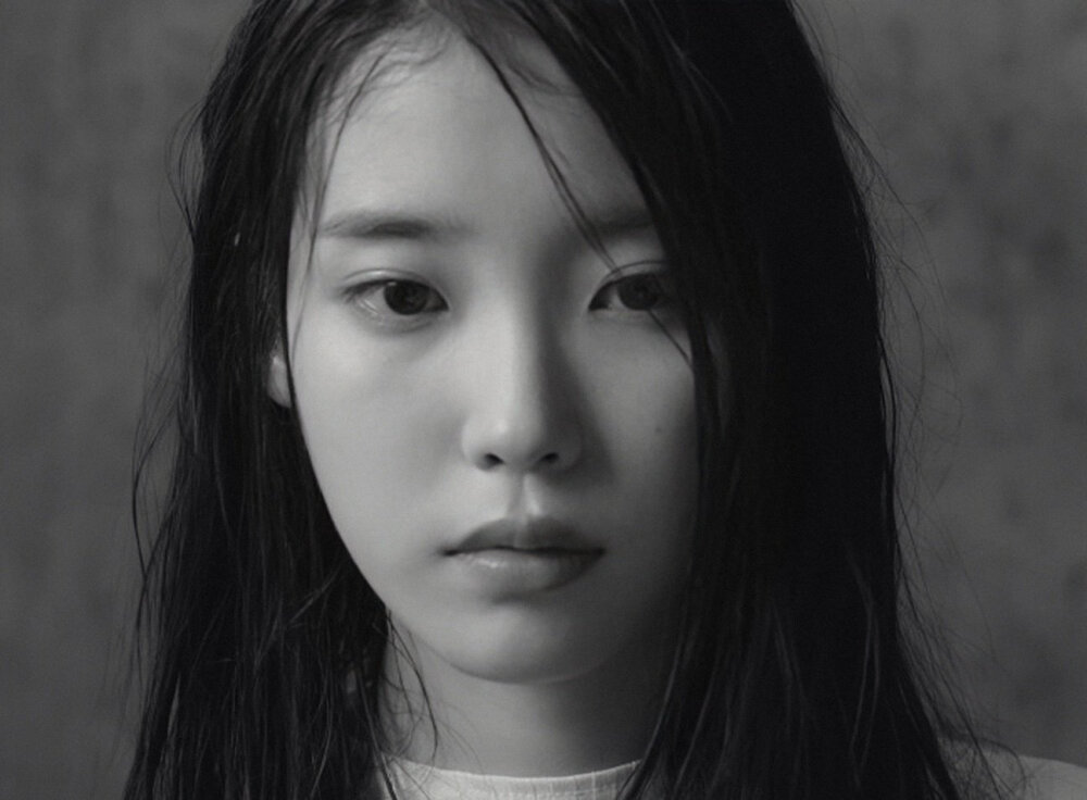 iu李知恩黑白图