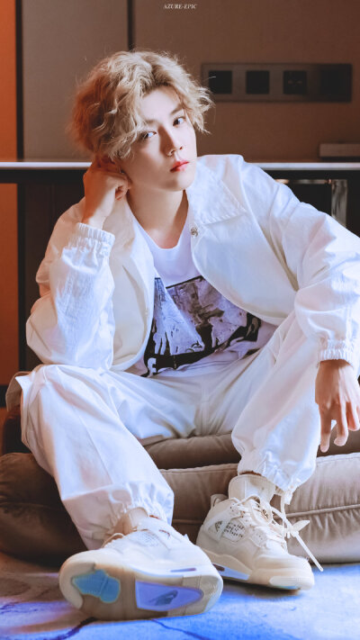 鹿晗cr.logo