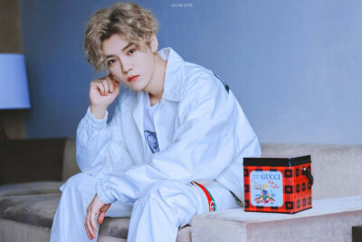 鹿晗cr.logo