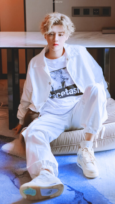 鹿晗cr.logo