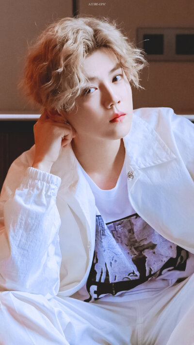 鹿晗cr.logo