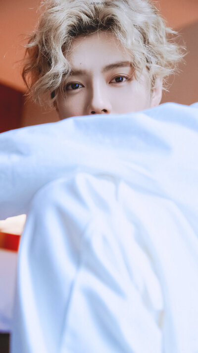 鹿晗cr.logo
