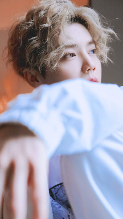 鹿晗cr.logo