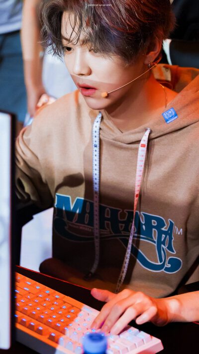 鹿晗cr.logo