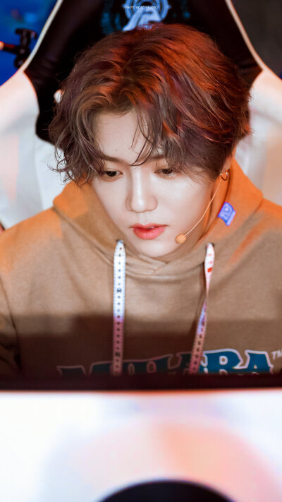 鹿晗cr.logo