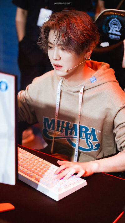 鹿晗cr.logo