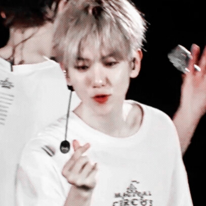 “嗨！你们好！”“比个心么? ”“好啊。”