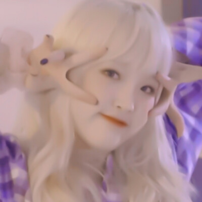 妄想. #崔叡娜
∥禁二改
∥二改标明顾苒/江奈
∥原：白荨
∥秋天太适合谈恋爱了 捧着热乎乎的奶茶 踩在落叶铺满的小路上 闻着淡淡的桂花香 埋进你的怀里真是太甜了.