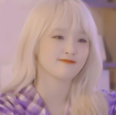 妄想. #崔叡娜
∥禁二改
∥二改标明顾苒/江奈
∥原：白荨
∥秋天太适合谈恋爱了 捧着热乎乎的奶茶 踩在落叶铺满的小路上 闻着淡淡的桂花香 埋进你的怀里真是太甜了.