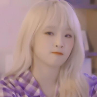 妄想. #崔叡娜
∥禁二改
∥二改标明顾苒/江奈
∥原：白荨
∥秋天太适合谈恋爱了 捧着热乎乎的奶茶 踩在落叶铺满的小路上 闻着淡淡的桂花香 埋进你的怀里真是太甜了.