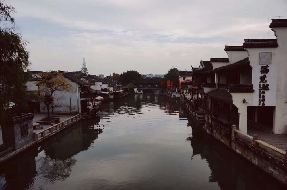 踩过海岸边的沙，听过海浪，接过飘落的雪花，看过冰雕，也曾路过江南小镇。
爱过一些人，曾想停留却还是离开了。
愿你敢爱如那年，但不再匆匆…
愿每颗心都能被温柔以待【贩|FineLife】
来西塘找阿呆玩ヾ??