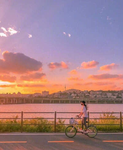 夕阳掉进大海里～