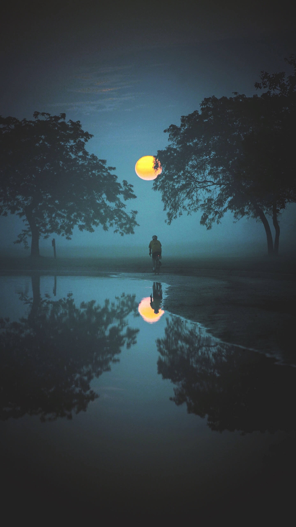 手机壁纸/唯美/天空/云朵/暗色/黑蓝调/月亮/星球/色彩