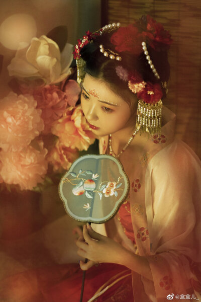 云想衣裳花想容，春风拂槛露华浓。
摄影：@盒盒儿_
出境：NaNa@一颗鱼鱼鱼蛋
妆造：月月@关小月_
场地：自家棚子
服装：@月笙朝歌汉服
#南京约拍##扬州约拍#