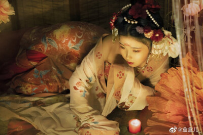 云想衣裳花想容，春风拂槛露华浓。
摄影：@盒盒儿_
出境：NaNa@一颗鱼鱼鱼蛋
妆造：月月@关小月_
场地：自家棚子
服装：@月笙朝歌汉服
#南京约拍##扬州约拍#