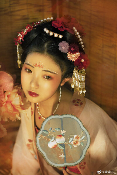 云想衣裳花想容，春风拂槛露华浓。
摄影：@盒盒儿_
出境：NaNa@一颗鱼鱼鱼蛋
妆造：月月@关小月_
场地：自家棚子
服装：@月笙朝歌汉服
#南京约拍##扬州约拍#
