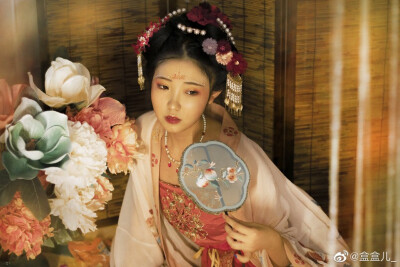 云想衣裳花想容，春风拂槛露华浓。
摄影：@盒盒儿_
出境：NaNa@一颗鱼鱼鱼蛋
妆造：月月@关小月_
场地：自家棚子
服装：@月笙朝歌汉服
#南京约拍##扬州约拍#