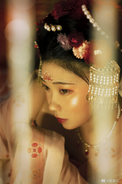 云想衣裳花想容，春风拂槛露华浓。
摄影：@盒盒儿_
出境：NaNa@一颗鱼鱼鱼蛋
妆造：月月@关小月_
场地：自家棚子
服装：@月笙朝歌汉服
#南京约拍##扬州约拍#