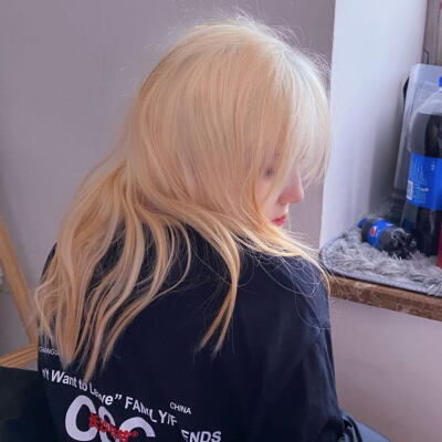 -女头
陪你看日落的人比日落本身更温柔.