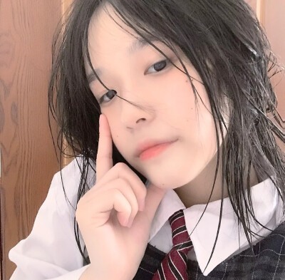 -女头
你从人潮中走来这狂喜避无可避