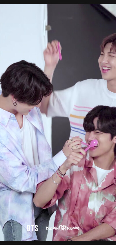 BTS x Baskin Robbins official JungKook cam
防弹 x Baskin Robbins 拍摄现场JungKook个人镜头合集
自截