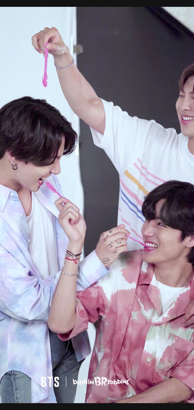 BTS x Baskin Robbins official JungKook cam
防弹 x Baskin Robbins 拍摄现场JungKook个人镜头合集
自截
