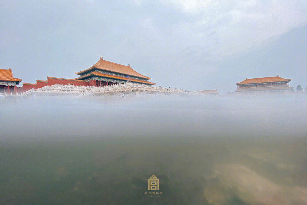 紫禁城【庚子·雨前】“天接云涛连晓雾，仿佛梦魂归帝所” 照片取自@故宫博物院