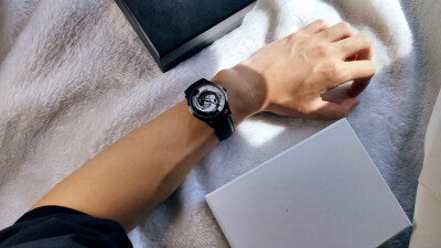 相互转化又相互对立，由鱼尾至鱼头，是阴阳由弱小到壮大的一个过程，双生之中有阴阳，代表阴中有阳、阳中有阴，阴阳相互依存的关系
特点：37.1mm
淘宝店请搜索：《手表uncle》
阴阳双生鱼/手表uncle/JUST2YOU/Nam…