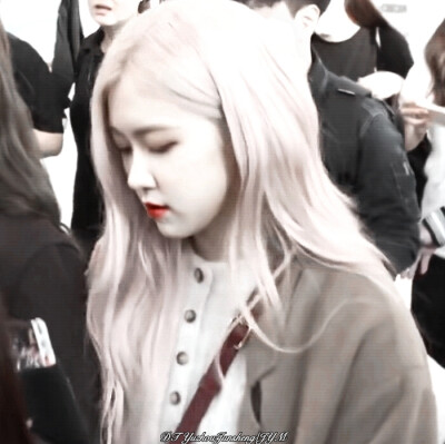 Roseanne Park·
二传注明dt渝州俊生or蒋以陌
原截火山饱饱
BLACKPINK朴彩英rose罗婕女艺人女爱豆头像闺蜜cp情侣机场