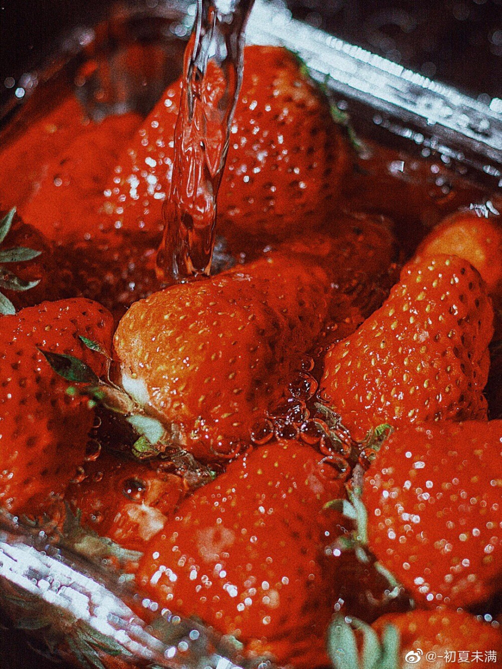 VSCO复古草莓电影感调色 | strawberry | いちご
.
摄影前期准备：深色的布，草莓
进阶版: 玻璃杯、水果刀 、放满水的塑料瓶
拍摄技巧：
1. 亲测用过浅色和深色的布拍草莓，白色可以拍的比较温柔日系，深色拍的比较高级，新手建议深色布拍，零废片
2. 把布放在阳光洒到的地方，也可以用一个放满水的塑料瓶迎着阳光把折射的光洒在草莓上，这样拍超好看！
3. 找个杯子往草莓里倒水，或者把草莓放进玻璃杯倒水疯狂抓拍，稍微倾斜拍出错落感，最好能拍出水花飞溅，如图6，呼吸感～
4. 再拍一些切草莓/拿着草莓等等丰富画面，大胆拍！拍完怎么拼图都好看！拼图后加点文字就绝美啦
调色教程:
这组调色又复古又清透，层次感很好，高级质感满满～
初夏のVSCO调色
♡滤镜：J5 +12.0
色调：阴影+2.3
色调：高光+5.0
白平衡：色温-0.6
白平衡：色调+1.2
肤色：+1.0
锐化：+9.5
颗粒：+5.8
色调分离：高光色调 蓝色+5.0
.
拼图软件: Photogrid
文字软件: 黄油相机
调色软件: VSCO
.
cr@-初夏未满