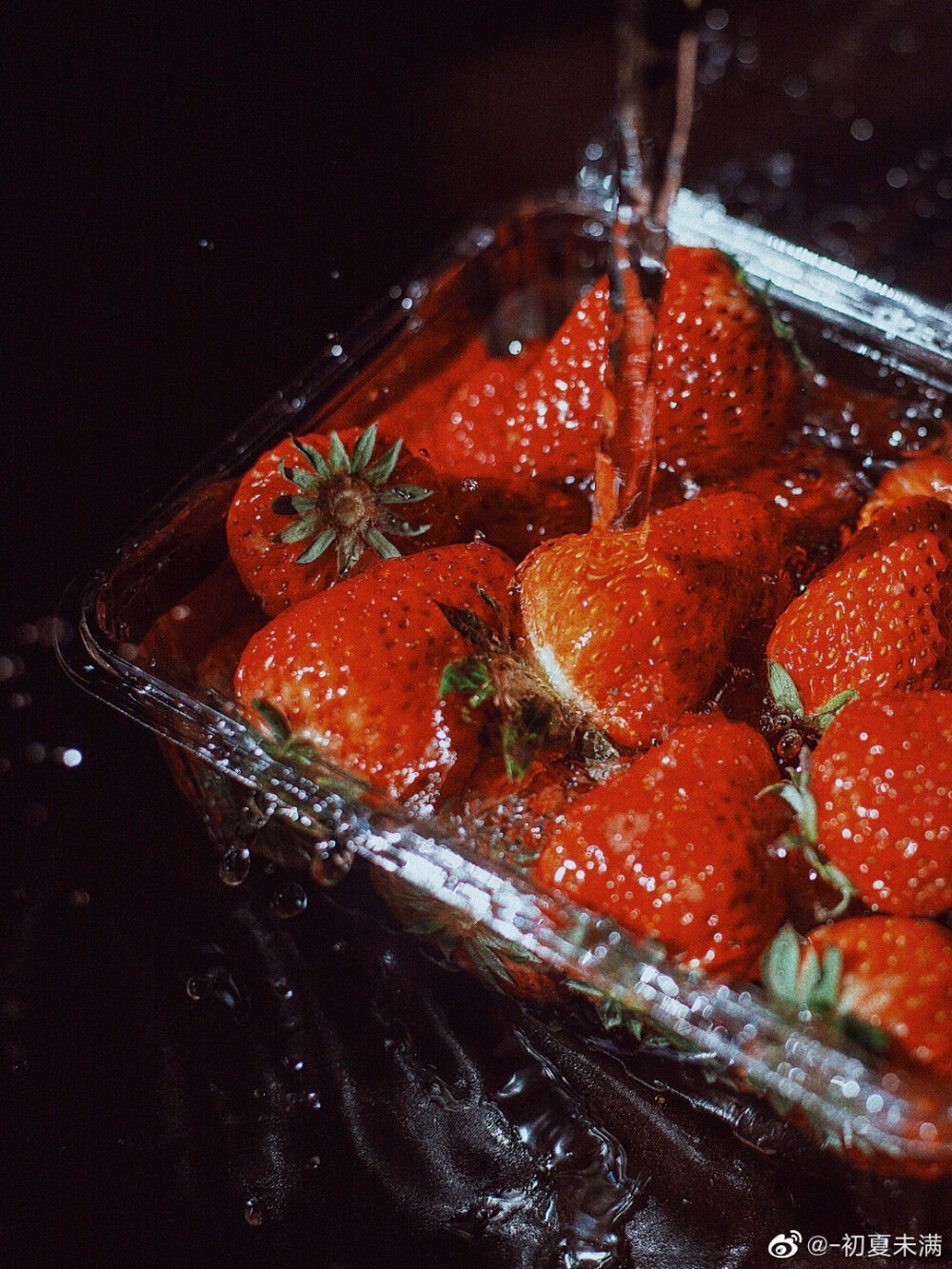 VSCO复古草莓电影感调色 | strawberry | いちご
.
摄影前期准备：深色的布，草莓
进阶版: 玻璃杯、水果刀 、放满水的塑料瓶
拍摄技巧：
1. 亲测用过浅色和深色的布拍草莓，白色可以拍的比较温柔日系，深色拍的比较高级，新手建议深色布拍，零废片
2. 把布放在阳光洒到的地方，也可以用一个放满水的塑料瓶迎着阳光把折射的光洒在草莓上，这样拍超好看！
3. 找个杯子往草莓里倒水，或者把草莓放进玻璃杯倒水疯狂抓拍，稍微倾斜拍出错落感，最好能拍出水花飞溅，如图6，呼吸感～
4. 再拍一些切草莓/拿着草莓等等丰富画面，大胆拍！拍完怎么拼图都好看！拼图后加点文字就绝美啦
调色教程:
这组调色又复古又清透，层次感很好，高级质感满满～
初夏のVSCO调色
♡滤镜：J5 +12.0
色调：阴影+2.3
色调：高光+5.0
白平衡：色温-0.6
白平衡：色调+1.2
肤色：+1.0
锐化：+9.5
颗粒：+5.8
色调分离：高光色调 蓝色+5.0
.
拼图软件: Photogrid
文字软件: 黄油相机
调色软件: VSCO
.
cr@-初夏未满