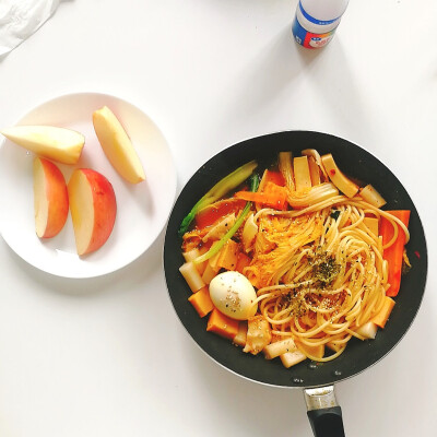 【8.9晚-8.13的饭饭日常】
自从开始控制饮食后，这周在选择吃啥上会更加倾向于吃自己喜欢吃的东西，例如用喜欢的年糕代替米饭更多一些。
主食：米饭、意面、土豆、面条、糙米饭、全麦煎饼、紫菜包饭、年糕；
蛋白…