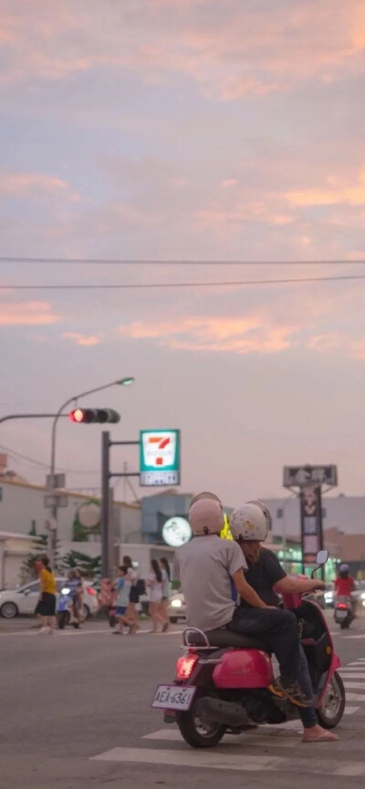 壁纸
夏日里的幸福就是西瓜最中间那一口瓤 开着空调裹着被子追剧、打游戏到傍晚和好朋友一起吹晚风看日落
图片来源各处 侵删致歉