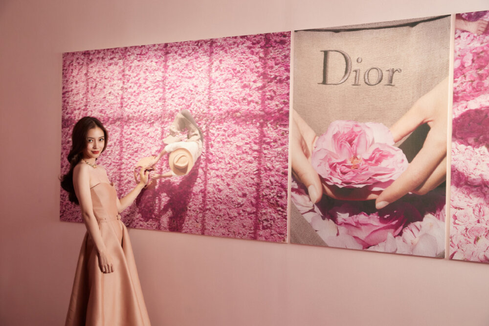 杨颖（Angelababy），1989年2月28日出生于上海市，华语影视女演员、时尚模特。2003年，Angelababy以模特身份在香港出道。2007年，她开始将工作重心转向大银幕。2011年在爱情片《夏日乐悠悠》中首次担任女主角。2012年凭借言情片《第一次》获得第13届华语电影传媒大奖最受瞩目女演员奖。2014年凭借真人秀《奔跑吧兄弟》赢得广泛关注；同年，她还因出演古装片《狄仁杰之神都龙王》获得第21届北京大学生电影节最受欢迎女演员奖。2015年，其主演的冒险片《鬼吹灯之寻龙诀》票房突破16亿人民币，而她也凭借该片获得第33届大众电影百花奖最佳女配角奖。2017年其主演的古装剧《孤芳不自赏》取得全国同时段电视剧收视冠军。创业时代。