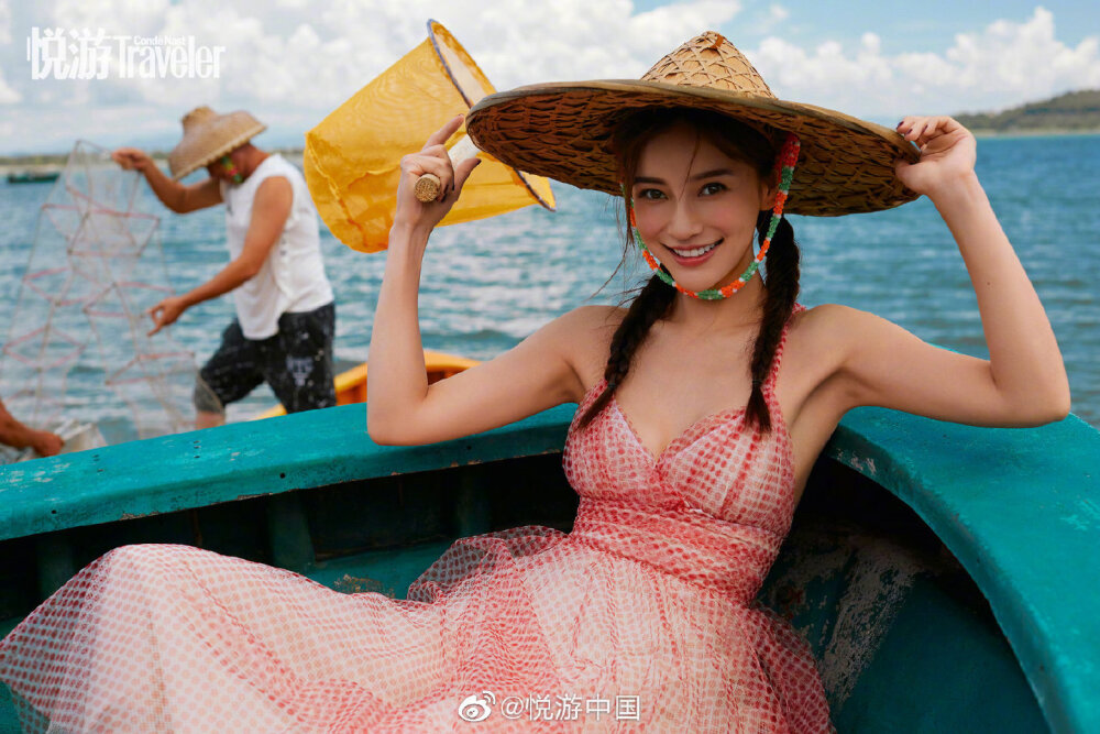 杨颖（Angelababy），1989年2月28日出生于上海市，华语影视女演员、时尚模特。2003年，Angelababy以模特身份在香港出道。2007年，她开始将工作重心转向大银幕。2011年在爱情片《夏日乐悠悠》中首次担任女主角。2012年凭借言情片《第一次》获得第13届华语电影传媒大奖最受瞩目女演员奖。2014年凭借真人秀《奔跑吧兄弟》赢得广泛关注；同年，她还因出演古装片《狄仁杰之神都龙王》获得第21届北京大学生电影节最受欢迎女演员奖。2015年，其主演的冒险片《鬼吹灯之寻龙诀》票房突破16亿人民币，而她也凭借该片获得第33届大众电影百花奖最佳女配角奖。2017年其主演的古装剧《孤芳不自赏》取得全国同时段电视剧收视冠军。创业时代。