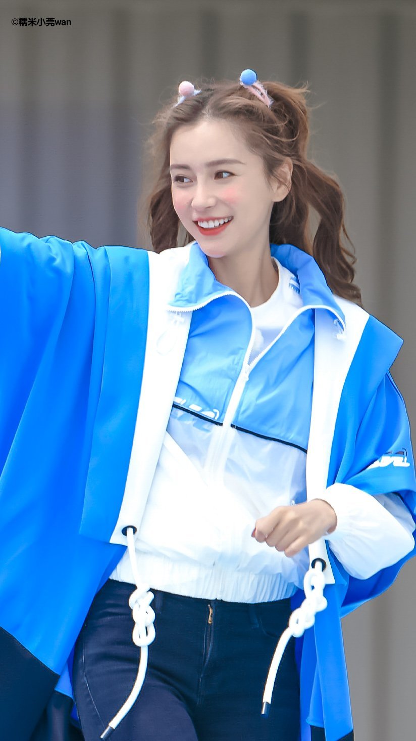 杨颖（Angelababy），1989年2月28日出生于上海市，华语影视女演员、时尚模特。2003年，Angelababy以模特身份在香港出道。2007年，她开始将工作重心转向大银幕。2011年在爱情片《夏日乐悠悠》中首次担任女主角。2012年凭借言情片《第一次》获得第13届华语电影传媒大奖最受瞩目女演员奖。2014年凭借真人秀《奔跑吧兄弟》赢得广泛关注；同年，她还因出演古装片《狄仁杰之神都龙王》获得第21届北京大学生电影节最受欢迎女演员奖。2015年，其主演的冒险片《鬼吹灯之寻龙诀》票房突破16亿人民币，而她也凭借该片获得第33届大众电影百花奖最佳女配角奖。2017年其主演的古装剧《孤芳不自赏》取得全国同时段电视剧收视冠军。创业时代。