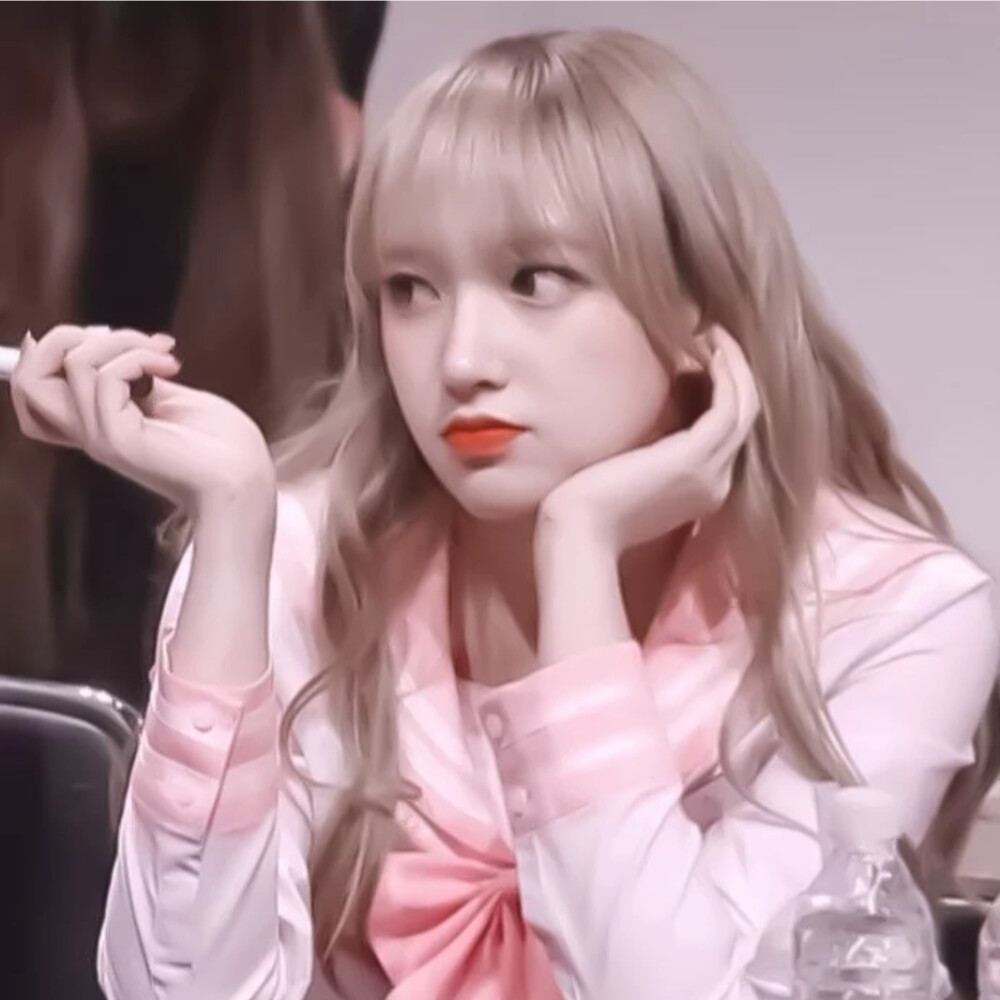  ◎程潇
——
“潇潇子只要你转身 站在你身后的一定有我”
——
【拿图麻烦你说一声】
【不可盗不可二改】
【做文字底图或二传注明：宋北池】
【原图余慧】
——
