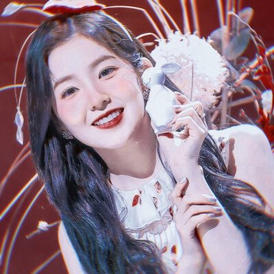 沈腻/Irene
树叶脱下了多叶的外衣，颜色也褪成灰色和棕色。
我看见成千上万棵树被大雪覆盖，犹如童话之境。
我会数着每一个小时每一分钟，每一秒。直到你在我的臂弯里。
-绿皮书
