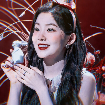 沈腻/Irene
树叶脱下了多叶的外衣，颜色也褪成灰色和棕色。
我看见成千上万棵树被大雪覆盖，犹如童话之境。
我会数着每一个小时每一分钟，每一秒。直到你在我的臂弯里。
-绿皮书
