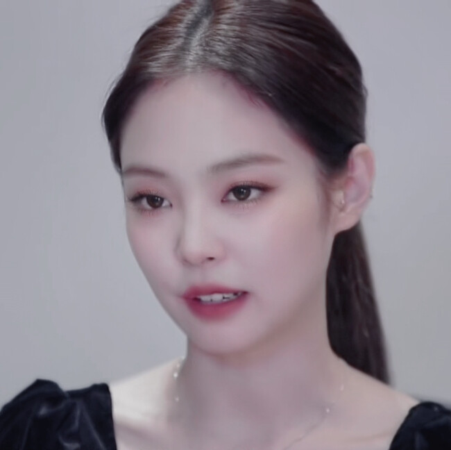 一组色调偏暗的Jennie
要点开看大图啊啊啊啊啊啊效果更好
其实调的不是太满意感觉有点平平无奇，还在和泼辣磨合中
欢迎建议
原截姜亦JM