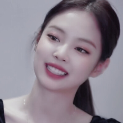 一组色调偏暗的Jennie
要点开看大图啊啊啊啊啊啊效果更好
其实调的不是太满意感觉有点平平无奇，还在和泼辣磨合中
欢迎建议
原截姜亦JM